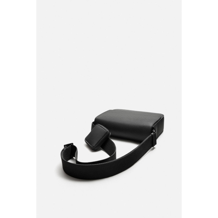 ПРОРЕЗИНЕННАЯ СУМКА ИЗ РЕЛЬЕФНОЙ ТКАНИ С ПЛЕЧЕВЫМ РЕМНЕМ