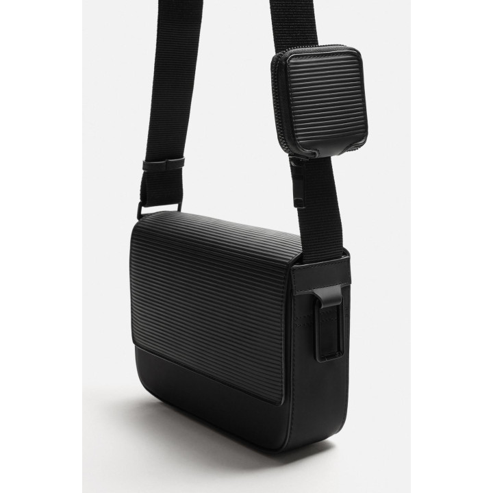 ПРОРЕЗИНЕННАЯ СУМКА ИЗ РЕЛЬЕФНОЙ ТКАНИ С ПЛЕЧЕВЫМ РЕМНЕМ