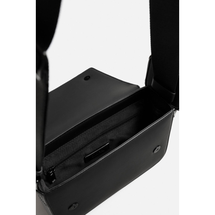 ПРОРЕЗИНЕННАЯ СУМКА ИЗ РЕЛЬЕФНОЙ ТКАНИ С ПЛЕЧЕВЫМ РЕМНЕМ