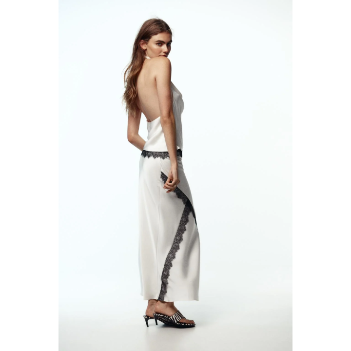 АТЛАСНЫЙ ТОП С КРУЖЕВОМ И ГОРЛОВИНОЙ ХАЛТЕР