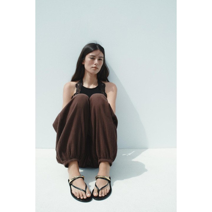 САНДАЛИИ С МЕТАЛЛИЧЕСКОЙ АППЛИКАЦИЕЙ