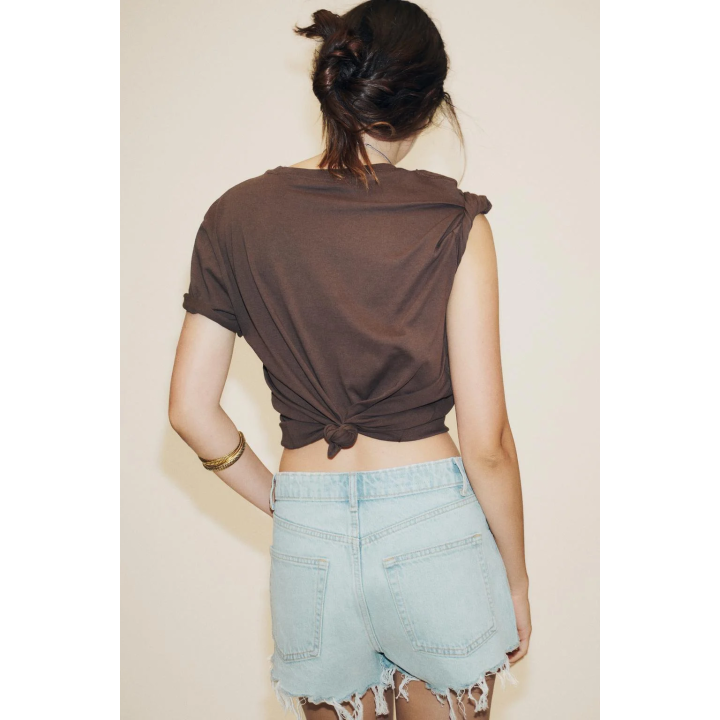 Джинсовые шорты с высокой талией и разрезами