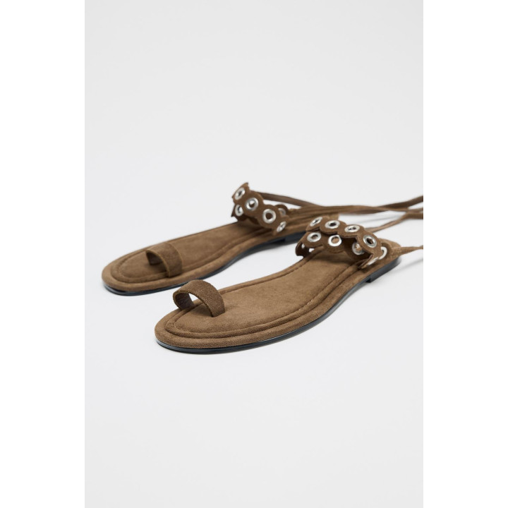 КОЖАНЫЕ САНДАЛИИ С МЕТАЛЛИЧЕСКИМИ ЛЮВЕРСАМИ