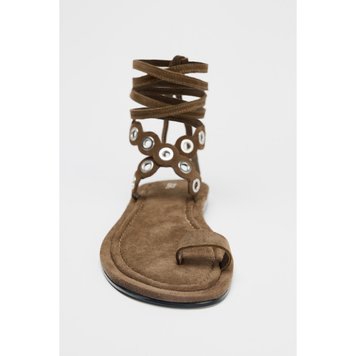 КОЖАНЫЕ САНДАЛИИ С МЕТАЛЛИЧЕСКИМИ ЛЮВЕРСАМИ