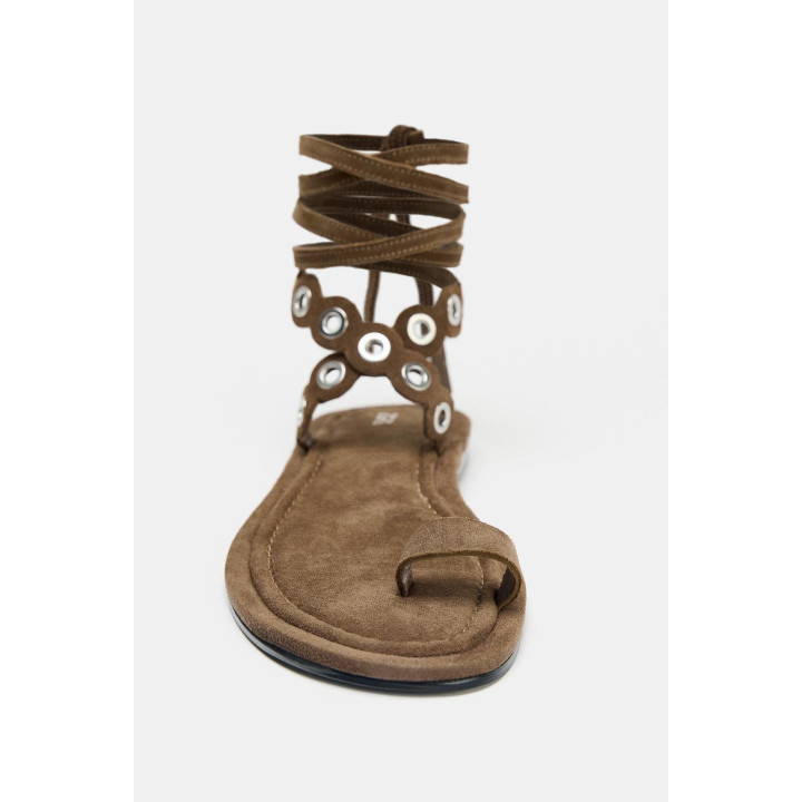 КОЖАНЫЕ САНДАЛИИ С МЕТАЛЛИЧЕСКИМИ ЛЮВЕРСАМИ