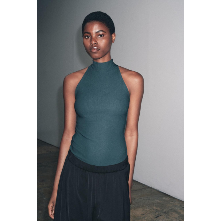 КРЕПОВЫЙ ТОП С ГОРЛОВИНОЙ ХАЛТЕР