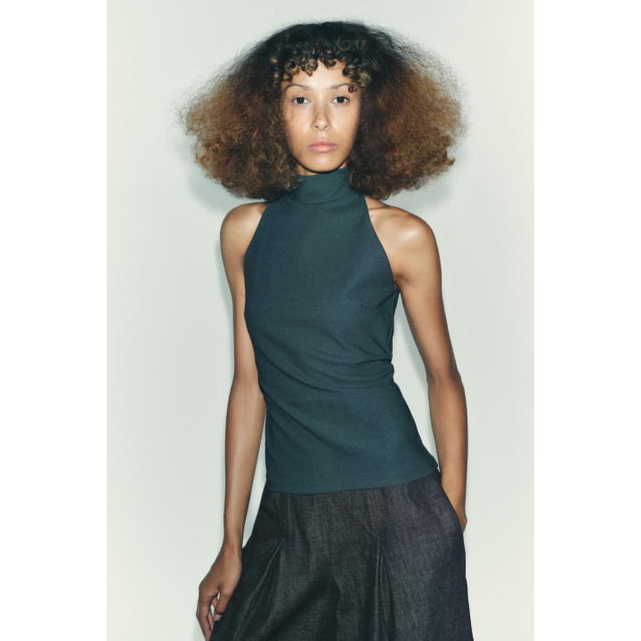 КРЕПОВЫЙ ТОП С ГОРЛОВИНОЙ ХАЛТЕР