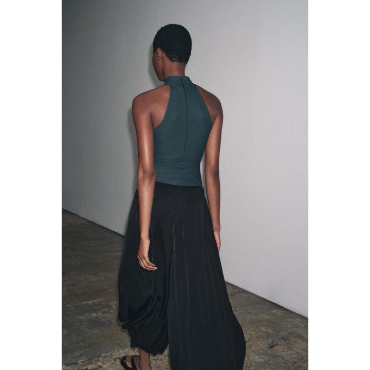 КРЕПОВЫЙ ТОП С ГОРЛОВИНОЙ ХАЛТЕР