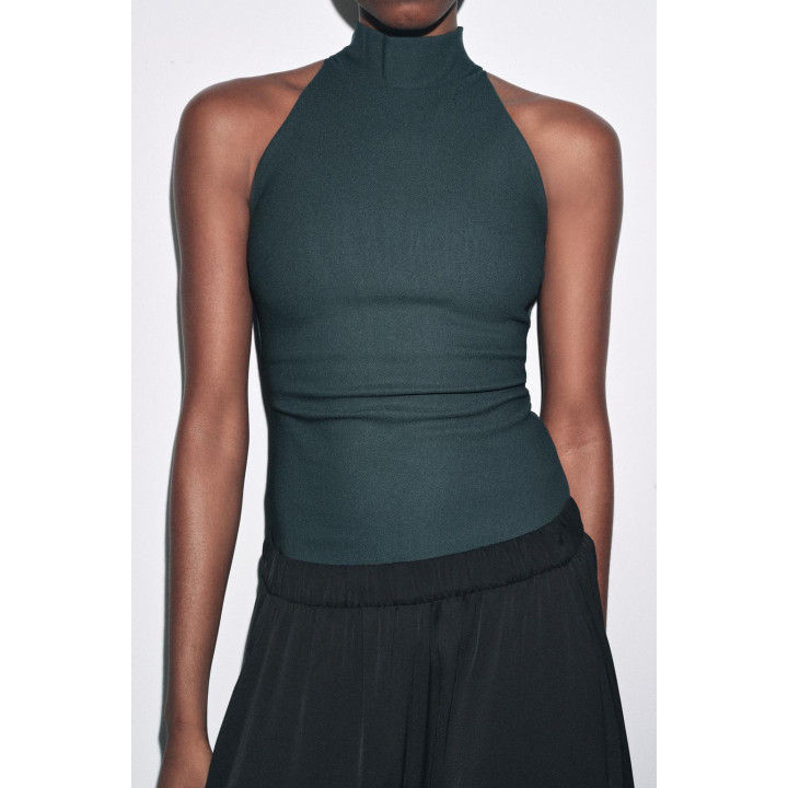 КРЕПОВЫЙ ТОП С ГОРЛОВИНОЙ ХАЛТЕР