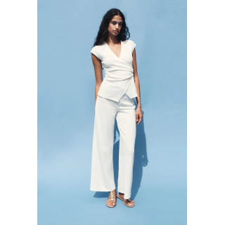 ТОП ИЗ РЕЛЬЕФНОЙ ТКАНИ С БРОШЬЮ