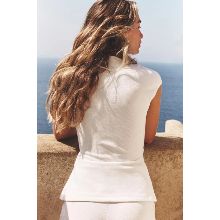 ТОП ИЗ РЕЛЬЕФНОЙ ТКАНИ С БРОШЬЮ