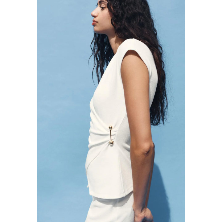 ТОП ИЗ РЕЛЬЕФНОЙ ТКАНИ С БРОШЬЮ