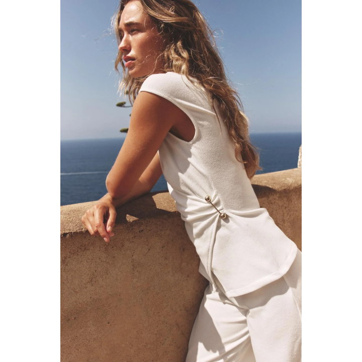 ТОП ИЗ РЕЛЬЕФНОЙ ТКАНИ С БРОШЬЮ