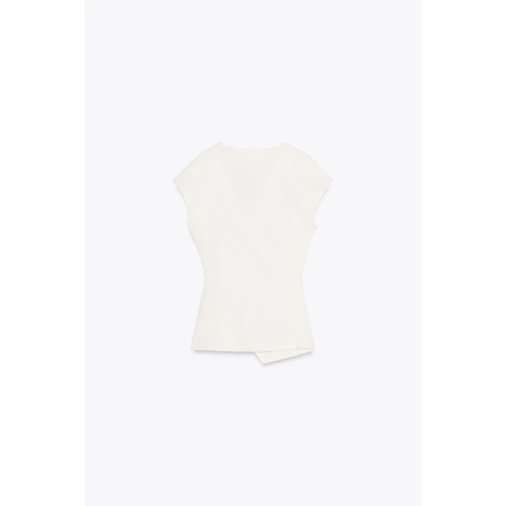 ТОП ИЗ РЕЛЬЕФНОЙ ТКАНИ С БРОШЬЮ