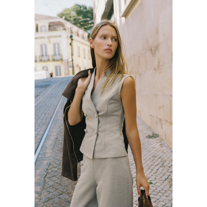 ЖИЛЕТ ИЗ САРЖИ НА ПУГОВИЦАХ