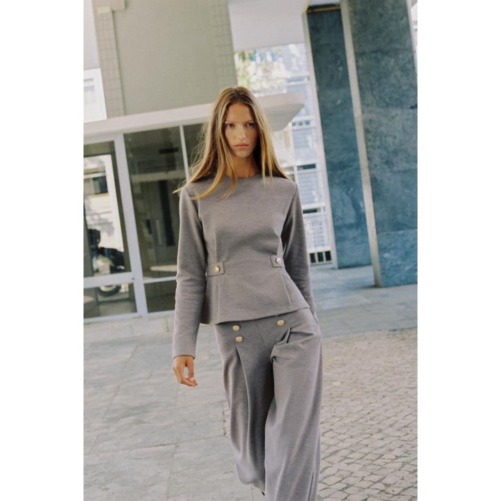 ТОП ИЗ САРЖИ С ПУГОВИЦАМИ