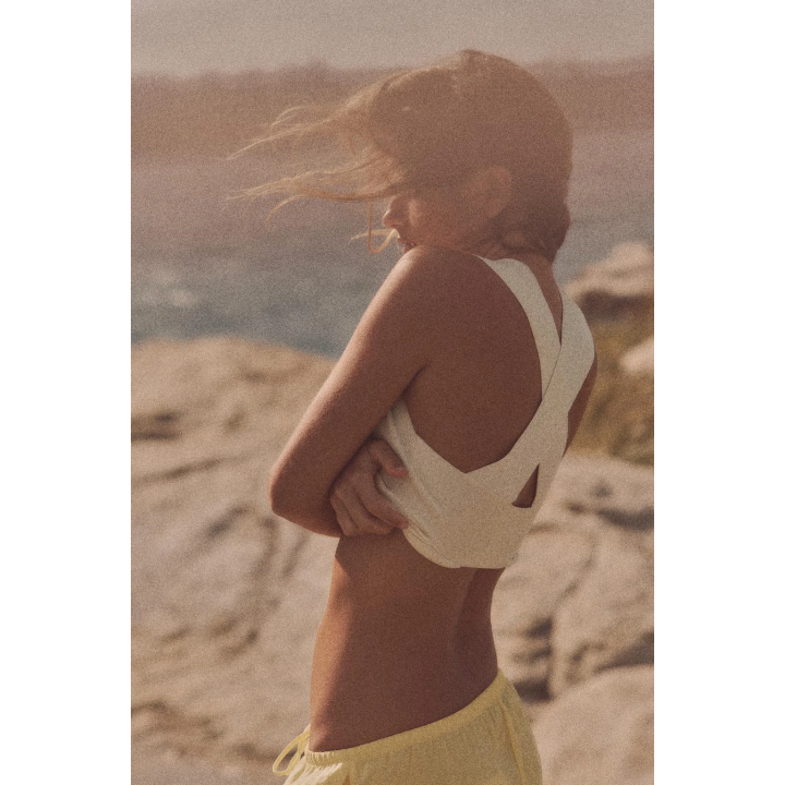 ТРИКОТАЖНЫЙ ТОП С ВЫРЕЗОМ НА СПИНЕ