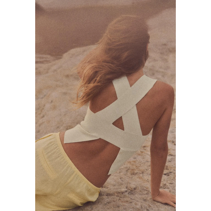 ТРИКОТАЖНЫЙ ТОП С ВЫРЕЗОМ НА СПИНЕ