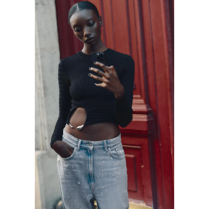 Топ с рельефным трикотажем и аппликацией