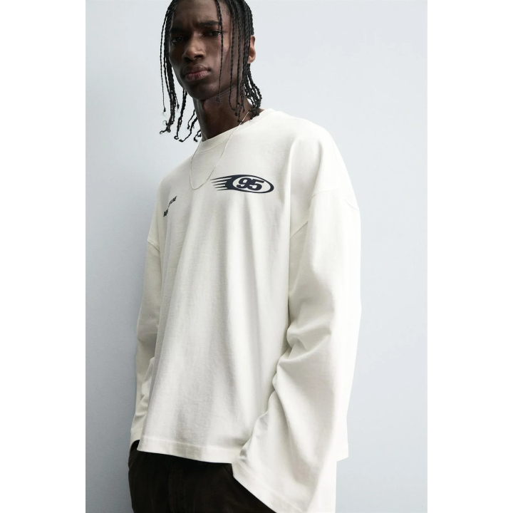 ФУТБОЛКА С КОНТРАСТНЫМ ТЕКСТОВЫМ ПРИНТОМ