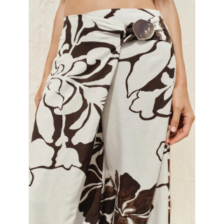 БРЮКИ С ЗАПА́ХОМ И ЦВЕТОЧНЫМ ПРИНТОМ