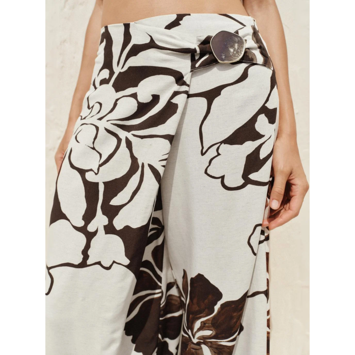 БРЮКИ С ЗАПА́ХОМ И ЦВЕТОЧНЫМ ПРИНТОМ