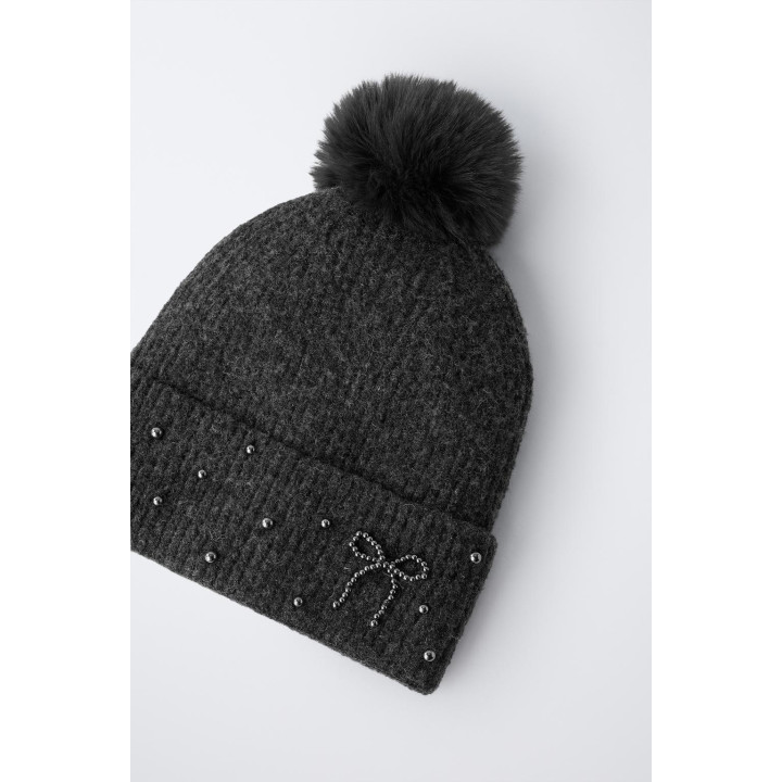 Вязаная шапка с шерстью и помпоном, украшенная блестками