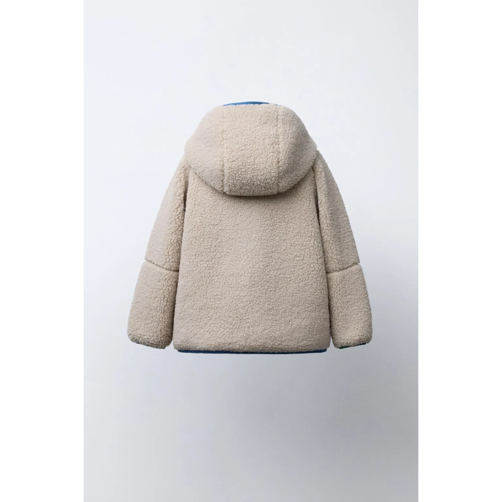 Полушубок из аккуратноподделанного меха с капюшоном и контрастной отделкой