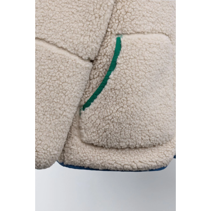 Полушубок из аккуратноподделанного меха с капюшоном и контрастной отделкой