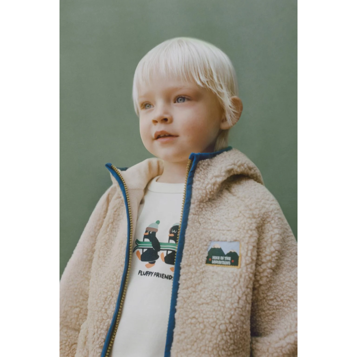 Полушубок из аккуратноподделанного меха с капюшоном и контрастной отделкой