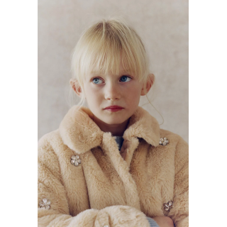 Короткое пальто из искусственного меха с камнями