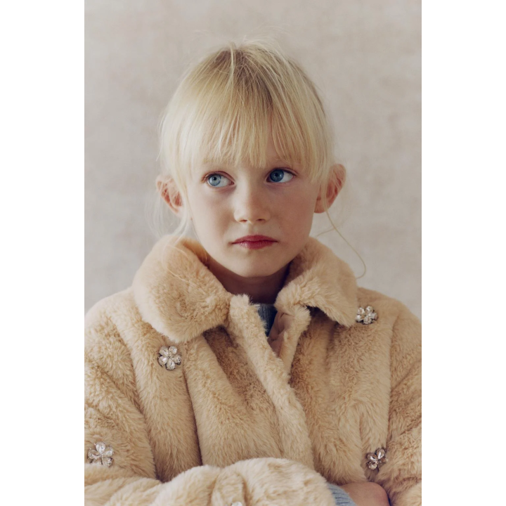 Короткое пальто из искусственного меха с камнями