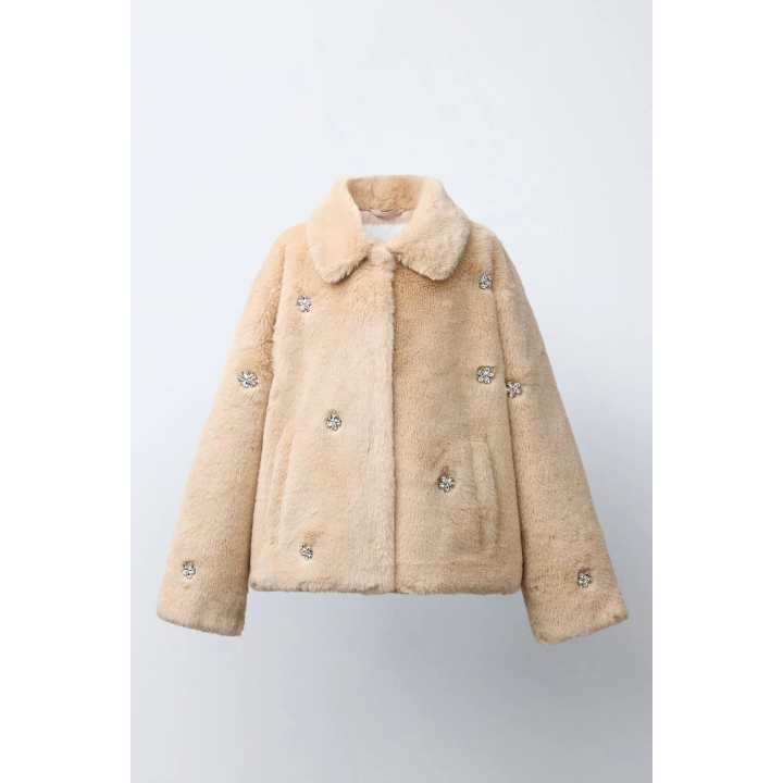 Короткое пальто из искусственного меха с камнями