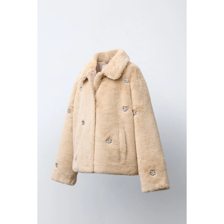 Короткое пальто из искусственного меха с камнями