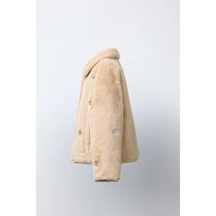 Короткое пальто из искусственного меха с камнями