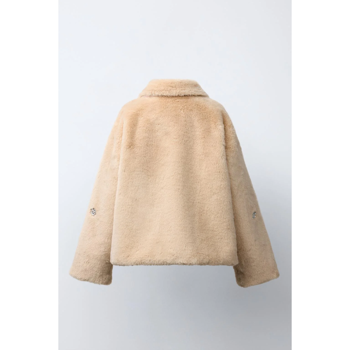 Короткое пальто из искусственного меха с камнями