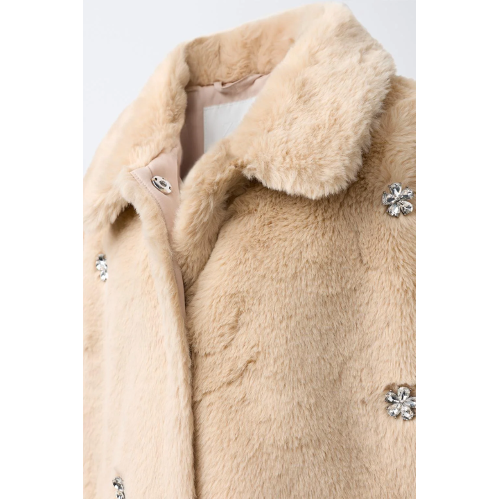 Короткое пальто из искусственного меха с камнями