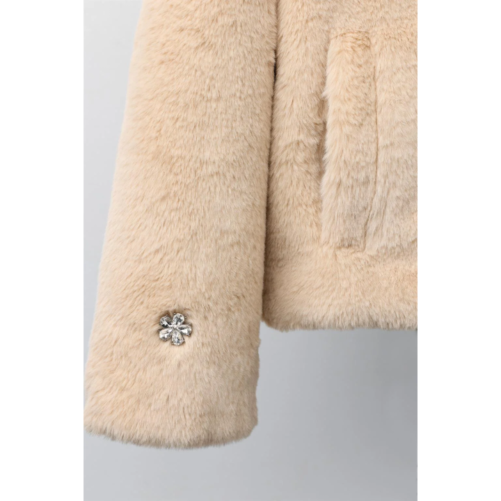 Короткое пальто из искусственного меха с камнями