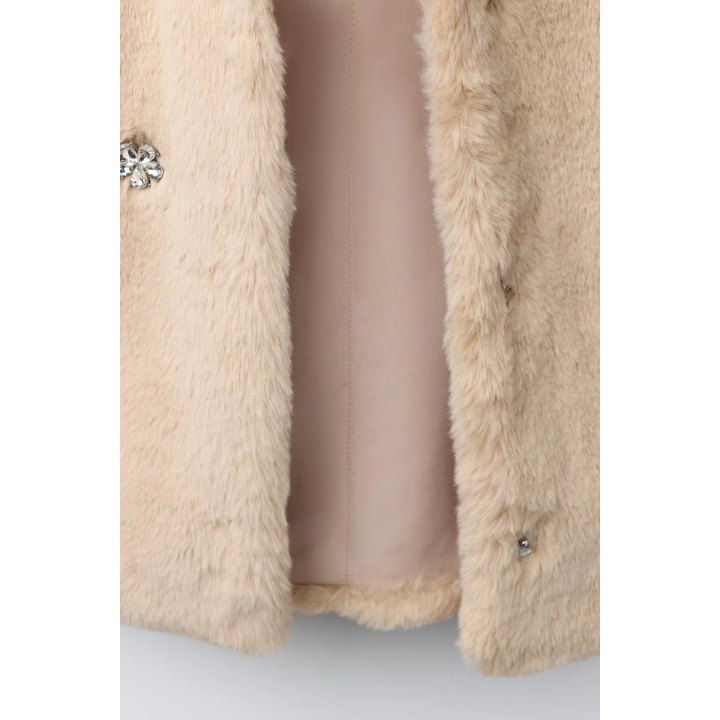 Короткое пальто из искусственного меха с камнями