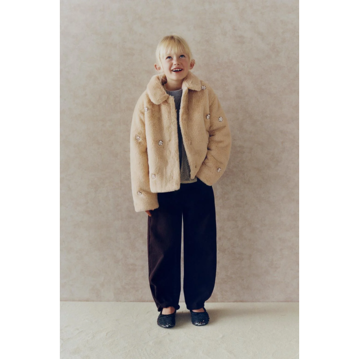 Короткое пальто из искусственного меха с камнями