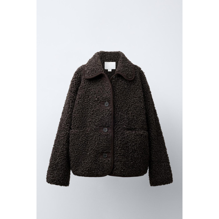 ПАЛЬТО ИЗ ИСКУССТВЕННОЙ ОВЧИНЫ С КОНТРАСТНОЙ ОТДЕЛКОЙ