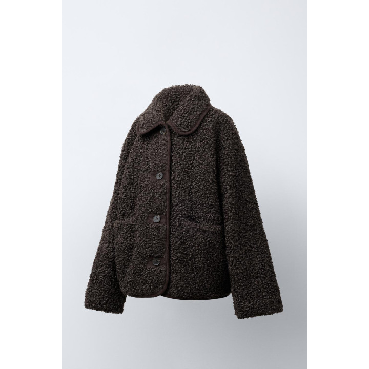 ПАЛЬТО ИЗ ИСКУССТВЕННОЙ ОВЧИНЫ С КОНТРАСТНОЙ ОТДЕЛКОЙ