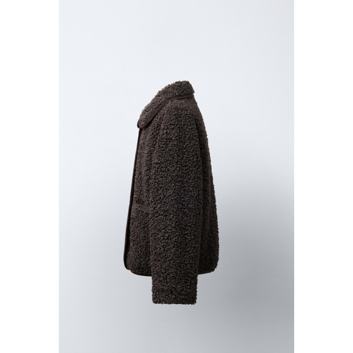 ПАЛЬТО ИЗ ИСКУССТВЕННОЙ ОВЧИНЫ С КОНТРАСТНОЙ ОТДЕЛКОЙ