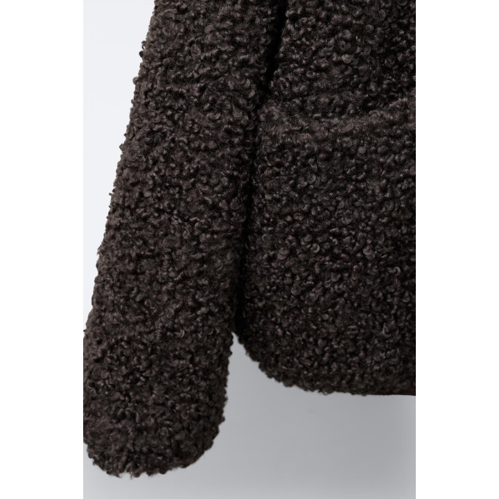 ПАЛЬТО ИЗ ИСКУССТВЕННОЙ ОВЧИНЫ С КОНТРАСТНОЙ ОТДЕЛКОЙ