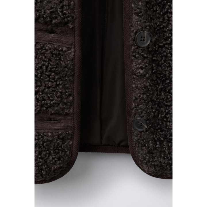 ПАЛЬТО ИЗ ИСКУССТВЕННОЙ ОВЧИНЫ С КОНТРАСТНОЙ ОТДЕЛКОЙ