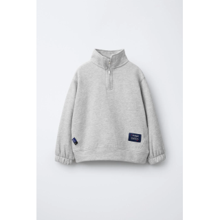 ТОЛСТОВКА С ВЫСОКИМ ВОРОТНИКОМ И НАШИВКОЙ