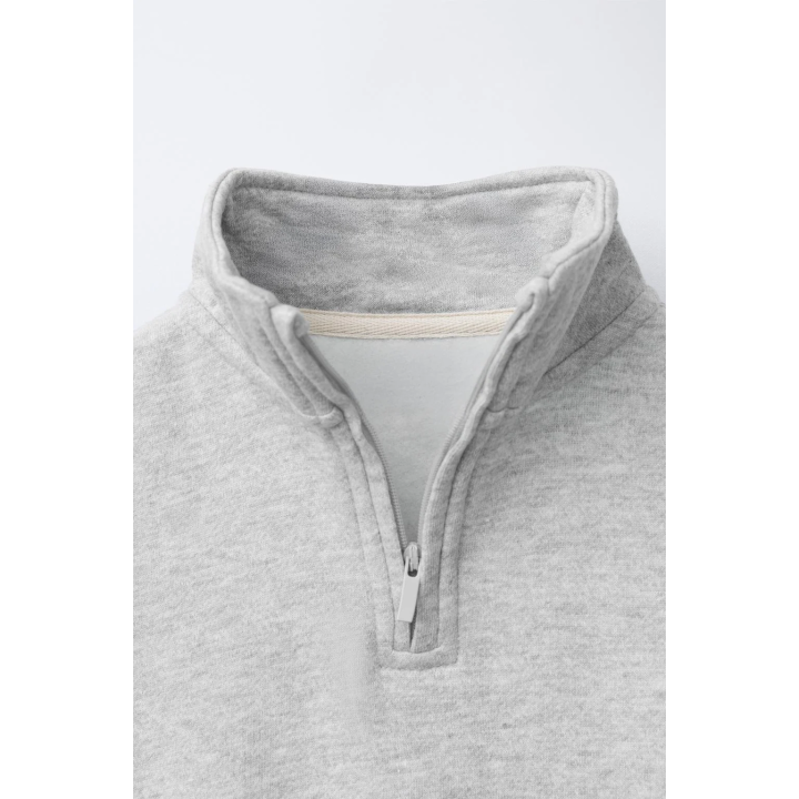 ТОЛСТОВКА С ВЫСОКИМ ВОРОТНИКОМ И НАШИВКОЙ