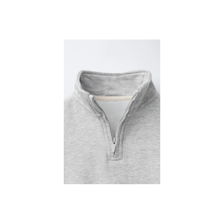 ТОЛСТОВКА С ВЫСОКИМ ВОРОТНИКОМ И НАШИВКОЙ