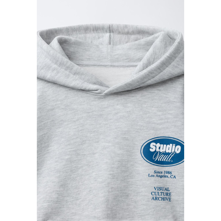 ХУДИ С РЕЛЬЕФНЫМ ТЕКСТОМ И КАПЮШОНОМ