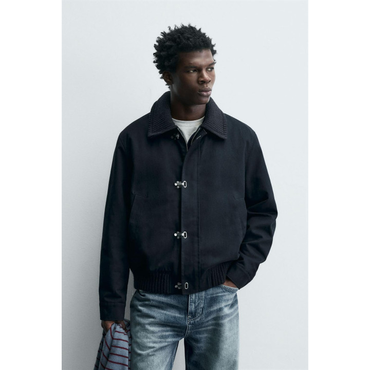 Куртка с застежкой на металлические застежки и контрастным воротником